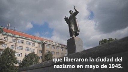 El traslado de una estatua de un mariscal soviético causa polémica en Praga