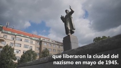 El traslado de una estatua de un mariscal soviético causa polémica en Praga