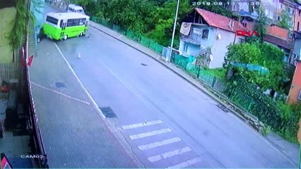 Halk otobüsünün otomobile çarpma anı kameraya yansıdı