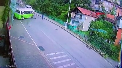 Halk otobüsünün otomobile çarpma anı
