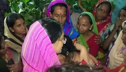 दिग्विजय सिंह की पत्नी अमृता सिंह मृतक के परिजनों से मिलते हुए