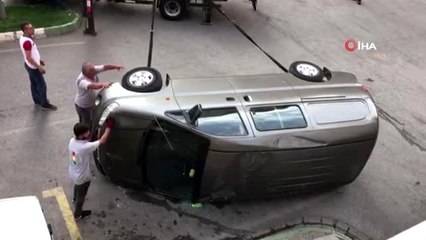 Hatalı park edilen minibüs çekiciye yüklendiği sırada yere düştü