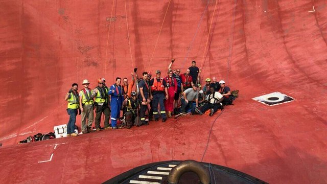 گلچین ویدئوهای هفته؛ از واژگونی کشتی در ساحل آمریکا تا مراسم ۱۱ سپتامبر