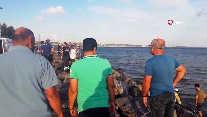 Avcılar’da denize düşen genç kayalıklara sıkıştı