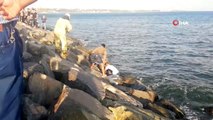 Avcılar'da denize düşen genç kayalıklara sıkıştı