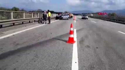 Bariyerlere çarpan otomobilin sürücüsü şoka girdi
