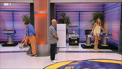 Assistente do 'Preço Certo' tenta andar de hoverboard e corre mal