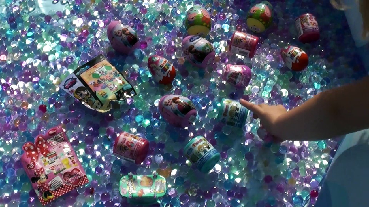 Brincando na Piscina com Brinquedos -  Disney Frozen