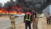 Incendio de palés en el patio de una nave industrial de Dos Hermanas (Sevilla)