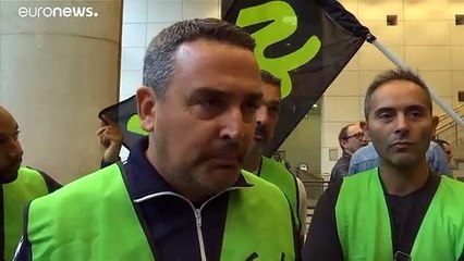 Download Video: Parigi: primo atto della protesta contro la riforma delle pensioni