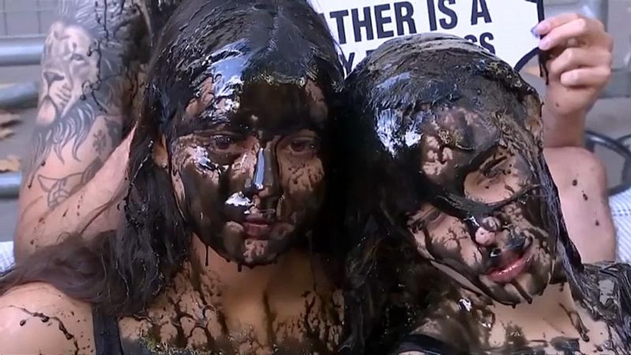 Fashion week london: schleimig-schwarzer peta protest