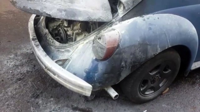 Fusca pega fogo no Bairro Pacaembu, em Cascavel