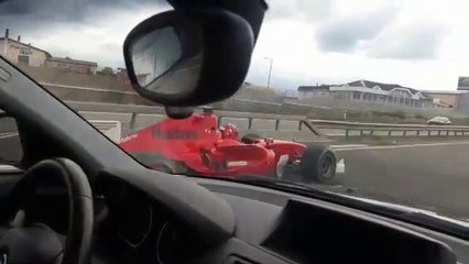 Il se fait doubler par une formule 1 en pleine autoroute