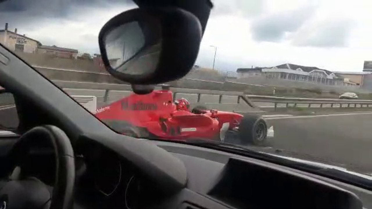 Il se fait doubler par une formule 1 en pleine autoroute