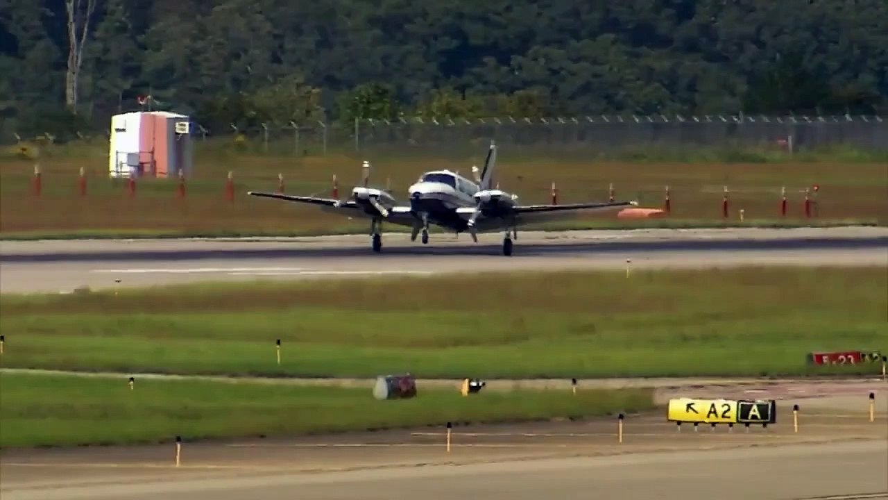 Ce pilote réussi à poser son avion alors que le train d'atterrissage est cassé...