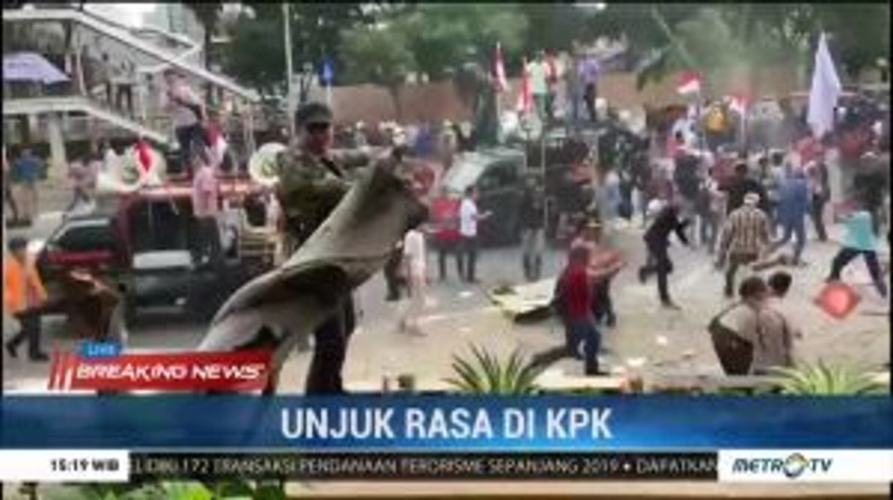 Massa Pendukung RUU KPK Bentrok dengan Pegawai KPK