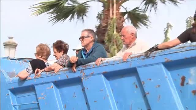 Ejército, Bomberos y Guardia Civil socorren a los vecinos de Los Alcázares, en Murcia