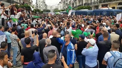 Cezayir'de "Buteflika rejimi temsilcileri" protesto edildi