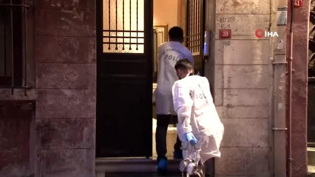 Beyoğlu'nda ölü bulunan İngiliz turistlerin cesetleri adli tıpa kaldırıldı