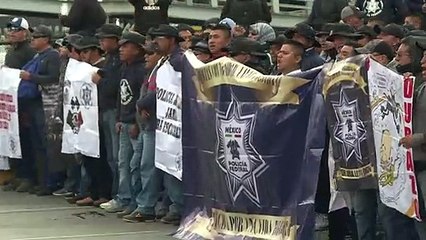 Policías bloquean en protesta el acceso a principal aeropuerto de México