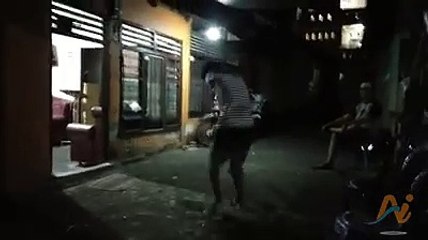 Keasyikan joget,,sampai gak sadar celananya melorot..