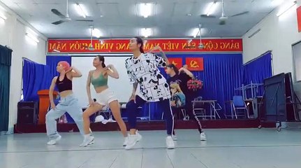 BB Trần - Tập vũ đạo cho Parody Đi Đu Đưa Đi
