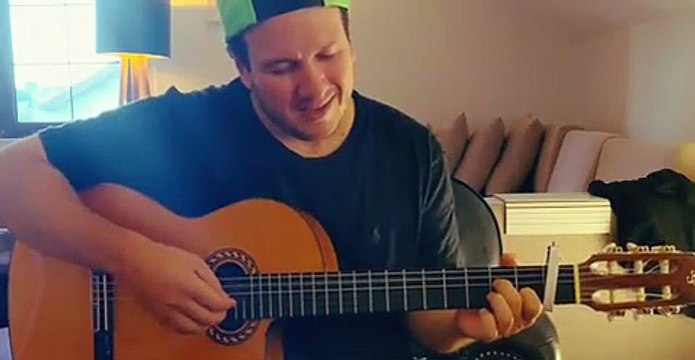 Ünlü komedyen Şahan Gökbakar, İbrahim Tatlıses'in sevilen şarkısı Kal Benim İçin'i kendi tarzında seslendirdi.