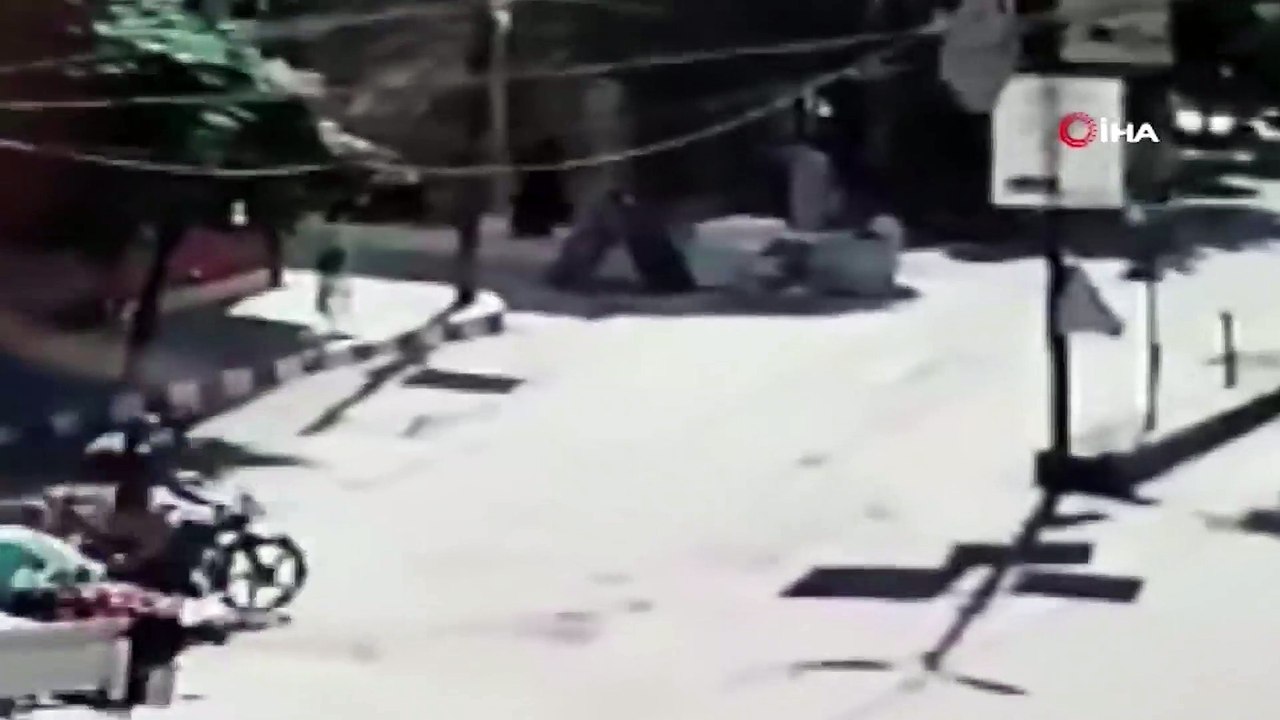 لحظة انفجار سيارة مفخخة في مدينة عفرين