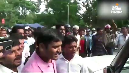 नो हेल्मेट पर चालान काट रहे एमवीआई को लोगों ने घेरा और खदेड़ा, भागकर बचाई जान