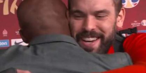Kobe Bryant interrumpe la entrevista de Marc Gasol para darle sentido abrazo: "¡Estoy orgulloso!"