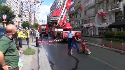 İstanbul'da iş merkezinde yangın
