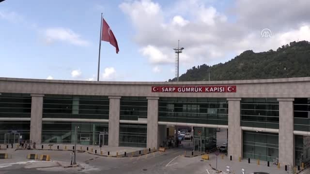 Sarp Sınır Kapısı'ndan geçişlerde yolcu sayısı azaldı, araç sayısı arttı