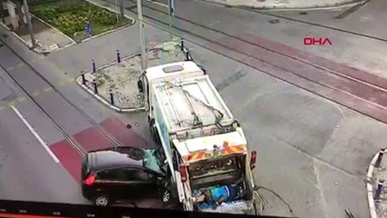 İzmir çöp kamyonuna çarpan otomobildeki 2 kişi öldü