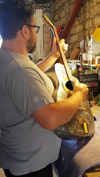 Saint-Martin-sous-Montaigu : une guitare unique inox-bois