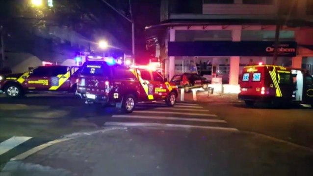 Três pessoas ficam feridas em forte colisão envolvendo dois carros no Centro