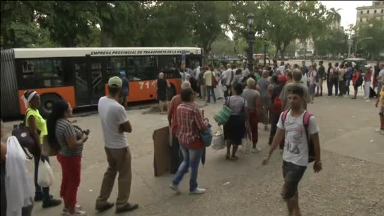Colas interminables para conseguir combustible en Cuba tras las restricciones del gobierno
