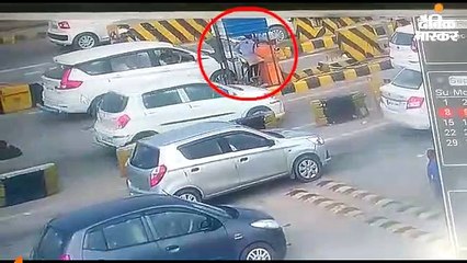 टोल प्लाजा के सिक्युरिटी गार्ड के सिर पर लोहे का ड्रम दे मारा