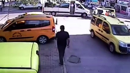 Otomobil öğrenci servisine böyle çarptı