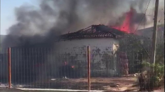 Merr flakë banesa në Lushnje, 6 anëtarët e familjes në qiell të hapur