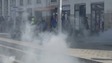 Situation tendue à Nantes entre black blocs et forces de l'ordre