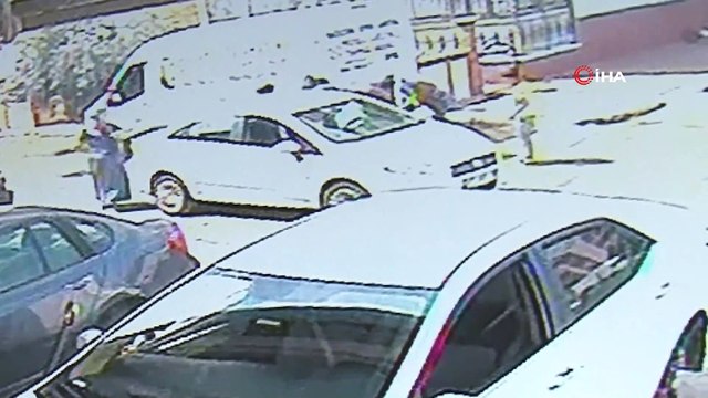 Koşarak yola çıkan lise öğrencisi otomobilin altında kaldı...Kaza anı kamerada