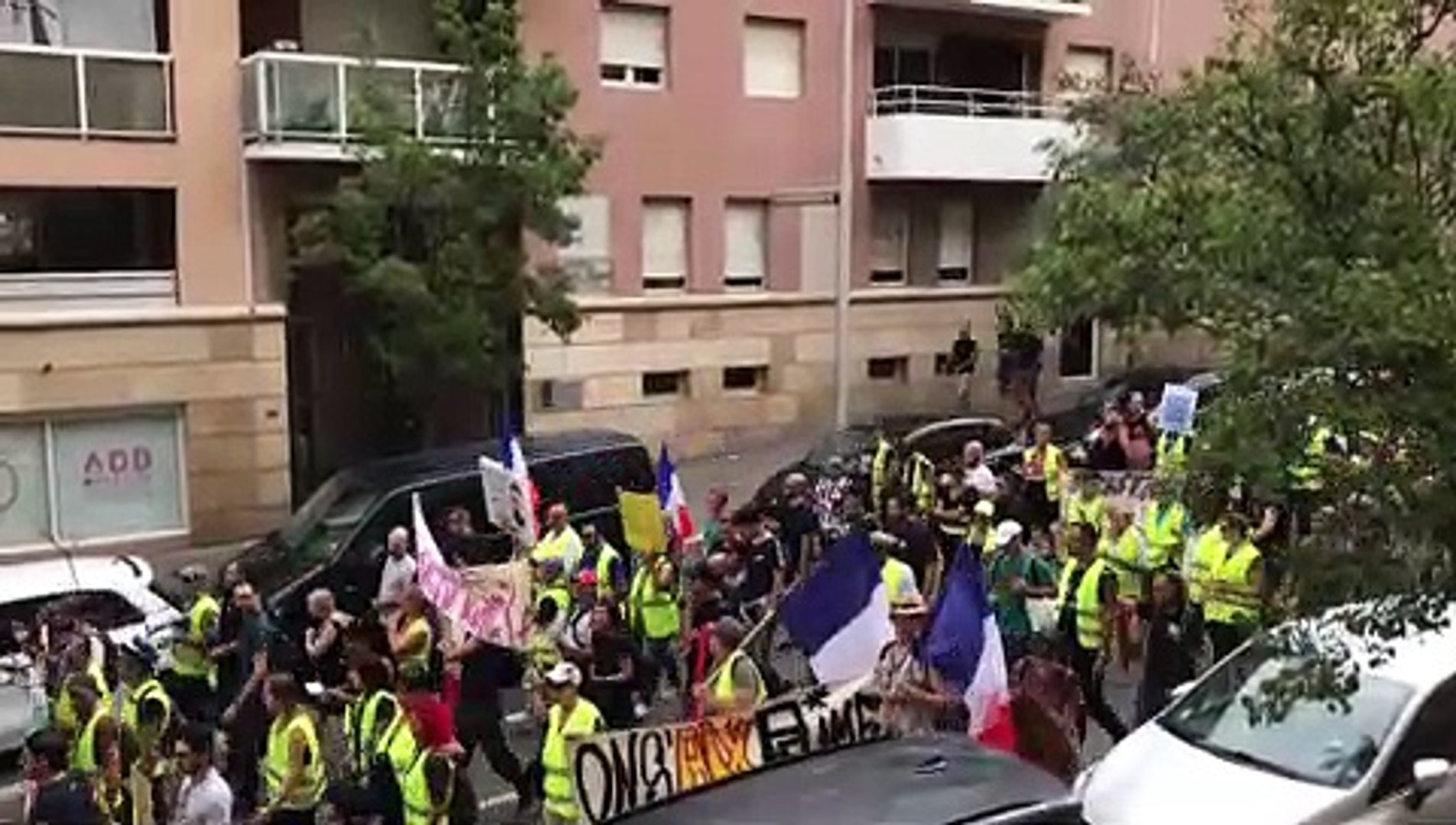 Gilets Jaunes 200 Personnes Rassemblées à Aix