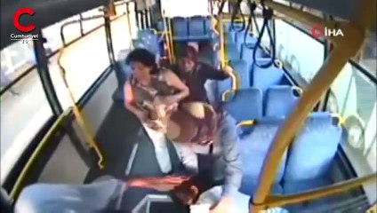 Halk otobüsünde panik anları! Bir anda yere düştü