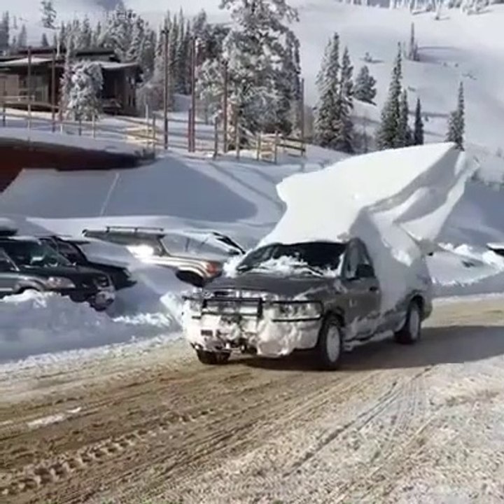 Il a oublié de déneiger sa voiture... Gros glaçon sur le toit