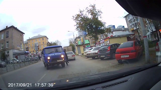 Il oublie de mettre le frein à main sur son van! Oups