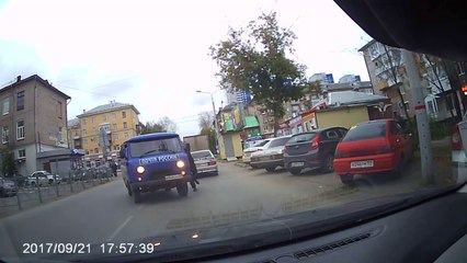 Il oublie de mettre le frein à main sur son van! Oups