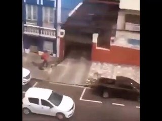 Скачать видео: Pris en flagrant délit en train de voler un escabeau à l'arrière d'un pick-up !