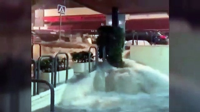 La fuerza del agua arrastra una docena de coches en Alhaurín el Grande