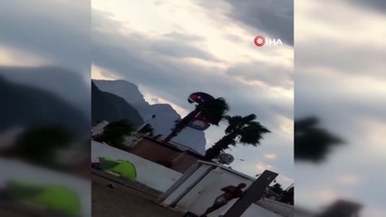 Antalya'da deniz paraşütü kazası: 2 yaralı... Paraşütün düşme anı kamerada