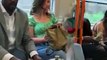 Un homme dans le métro qui tente de draguer une fille ! LOL